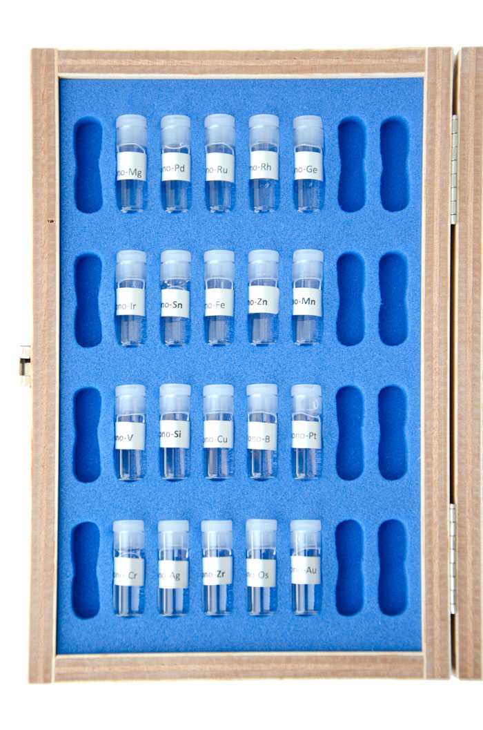 Stabiler, schöner Testkasten aus Sperrholz bestehend aus 20 verschiedene monoatomische Elementen in blauer Schaumstoffeinlage
