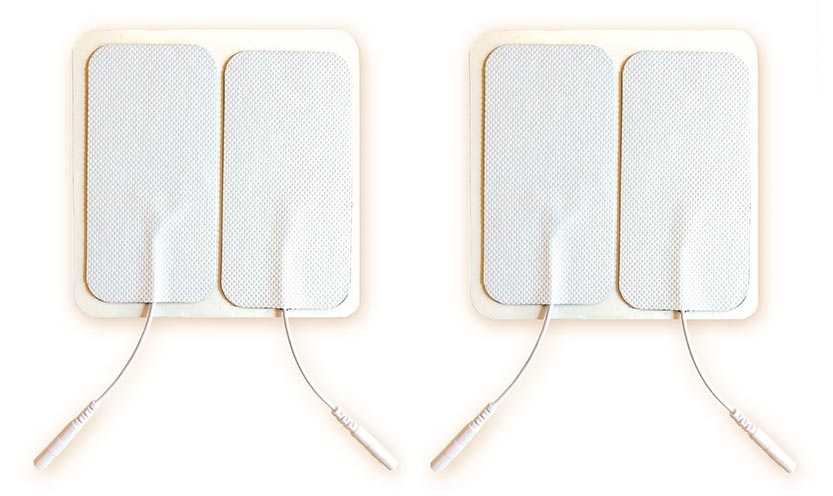 Vier weisse Klebe-Elektroden 5 mal 10 Zentimeter mit daran hängenden kurzen Kabeln - für Frequenztherapie und Tens-Therapie