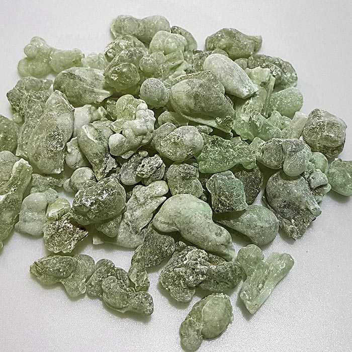 Grüner Weihrauch aus dem Oman wirkt nachweislich gegen viele Arten von Entzündungen Ein Haufen grüner Harzkugeln vor weissem Hintergrund