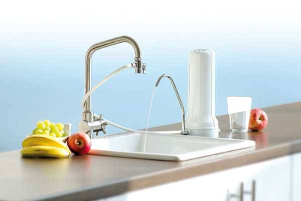 Vorschau: Alvito Easy Helix Vorschau: Kunststoff Filtergehäuse, Silikon-Anschlussschlauch - steht neben Wasserhahn