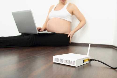 Schwangere Frau mit Laptop - Jetzt ohne WLAN-Strahlung leben