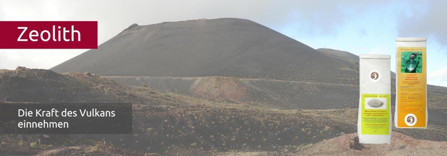 Grau-brauner Vulkanberg, rechts davor montiert die Papiertüten mit Zeolith und Bentonit