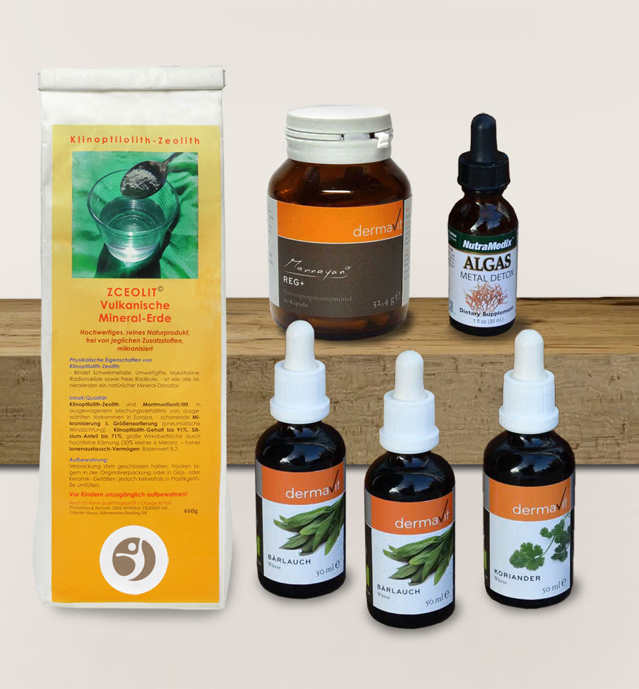 Die Produkte der Schwermetall-Kur - Bärlauch, Koriander, Algen, Antioxidantien und Zeolith - zwei davon auf einem Holzbalken