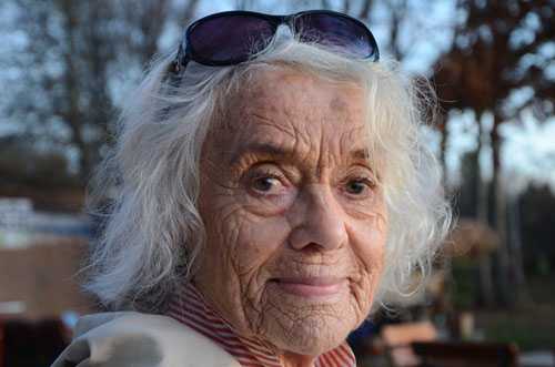 Portrait von Dr. med. Jutta Mauermann. Mit 85 Jahren sieht sie immer noch gesund aus, weil sie regelmäßig entgiftet