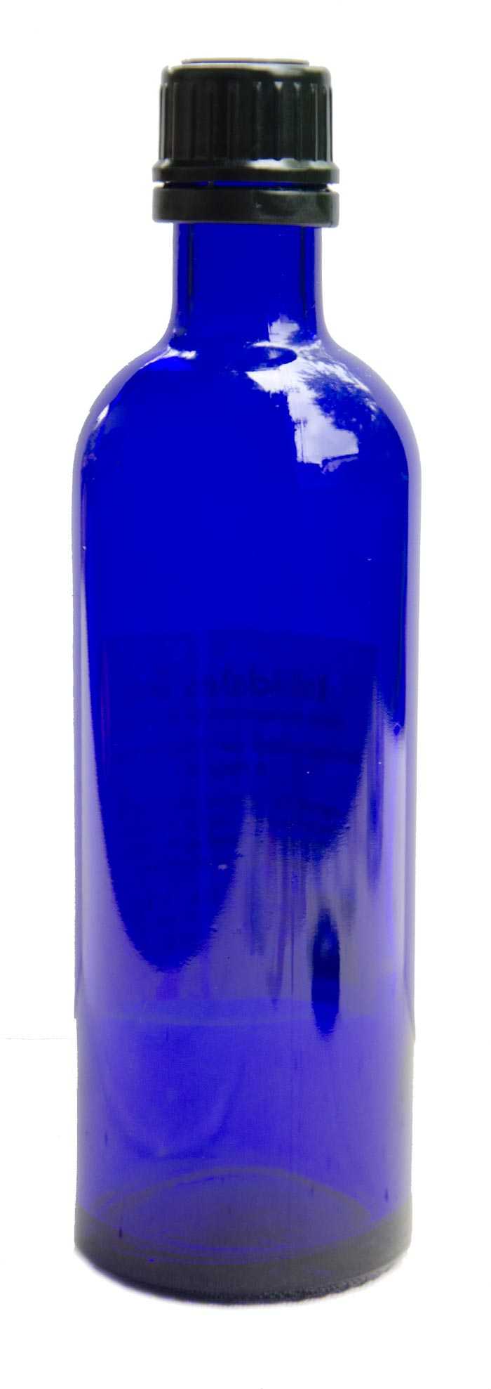 Eine blaue, schlanke Glasflasche mit schwarzem Deckel vor weissem Hintergrund