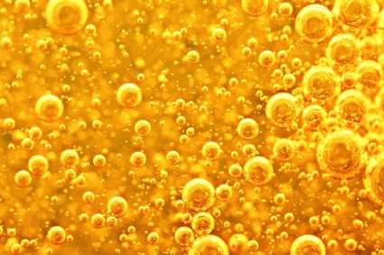 Goldene Kugeln schwimmen in einer Flüssigkeit - Monoatomisches Gold kaufen bei Alternativ Gesund