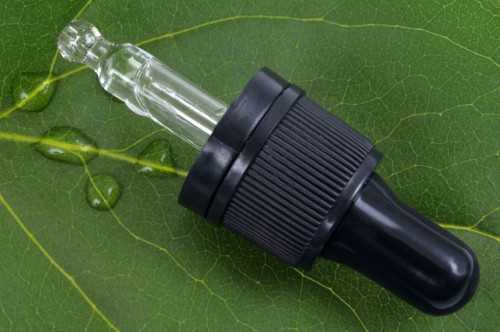 Verzehrempfehlung Samento NutraMedix Tropfen Pipette und Samento-Nutramedix Tropfen auf gruenes Blatt