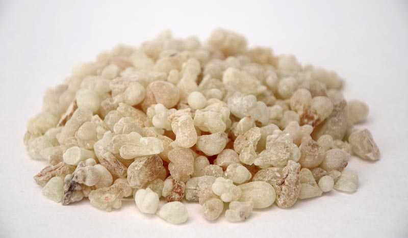 Ein Haufen von weiss-silbernem, edelstem Weihrauch aus dem Oman - mit intensiven und langanhaltenden Aroma