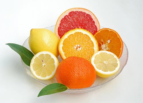 Die Pampelmuse ist die Ur-Frucht und die grösste unter den Zitrusfrüchten Eine durchsichtige Schale vor weissem Hintergund - voll mit 7 verschiedenen, aufgeschnittenen Zitrusfrüchten von hellgelb bis rot